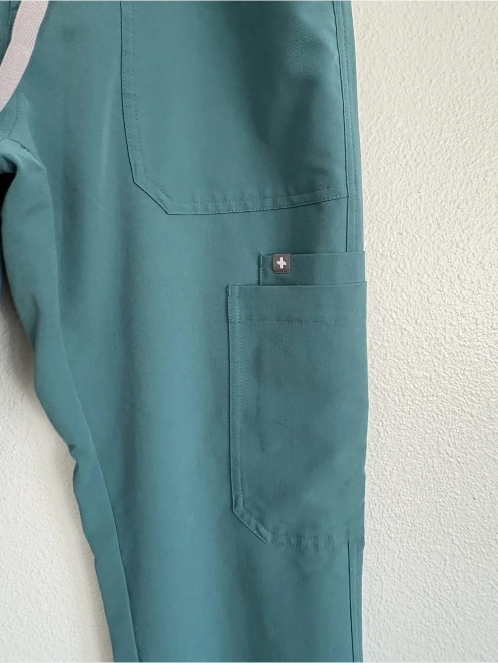 FIGS Men’s Cairo Cargo Scrub Pants Medium Short Teal Green 27” Inseam